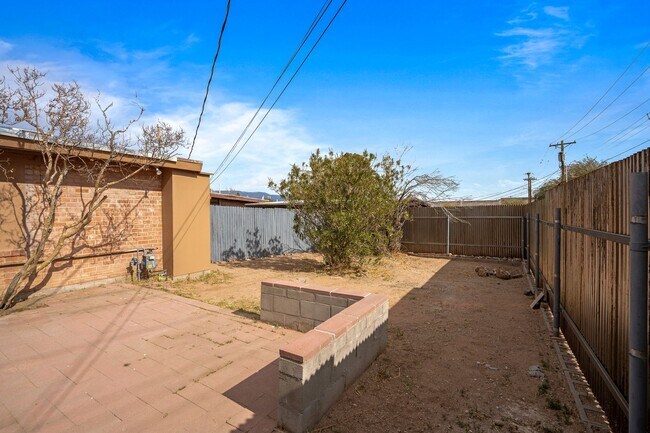 Building Photo - 2230 E Spring St