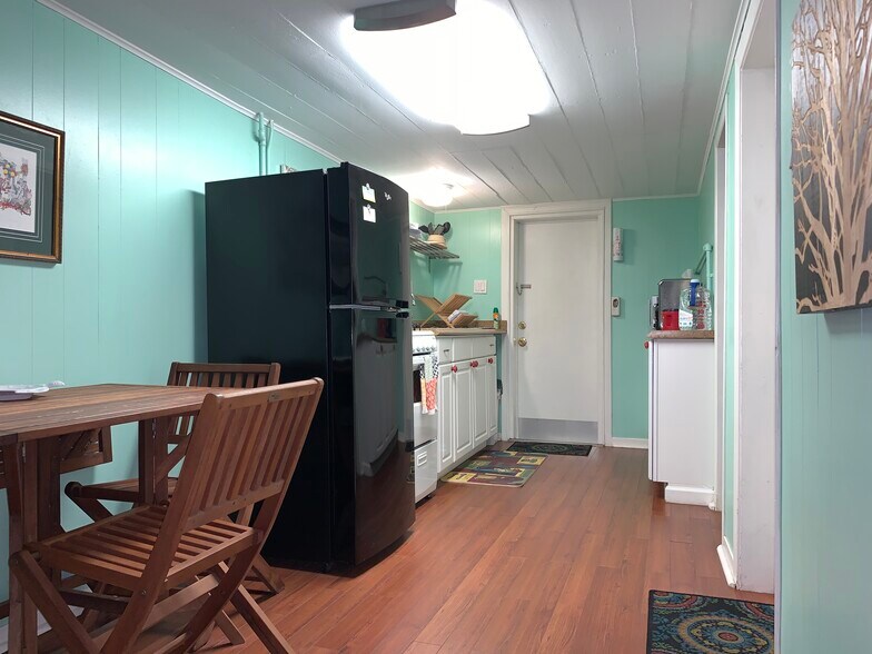 Beach Bungalow with private front entrance. 1 bedroom x 1 bathroom. Includes washer/dryer, yard, FULLY FURNISHED. Stocked kitchen. All you have to bring is your clothes! SHORT TERM LEASE. All bills included! 1-6 months. 4 short blks to the beach on Galveston Island. Just off 45th St. Galveston, T... - 4408 Avenue S 1/2
