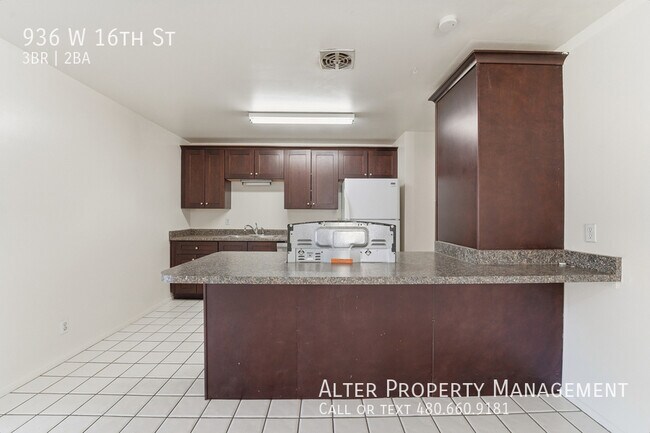 Building Photo - 936 W 16th St