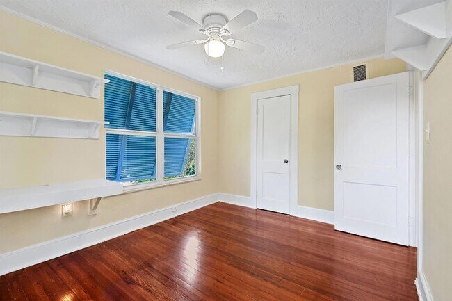 Building Photo - 310 Columbia Dr