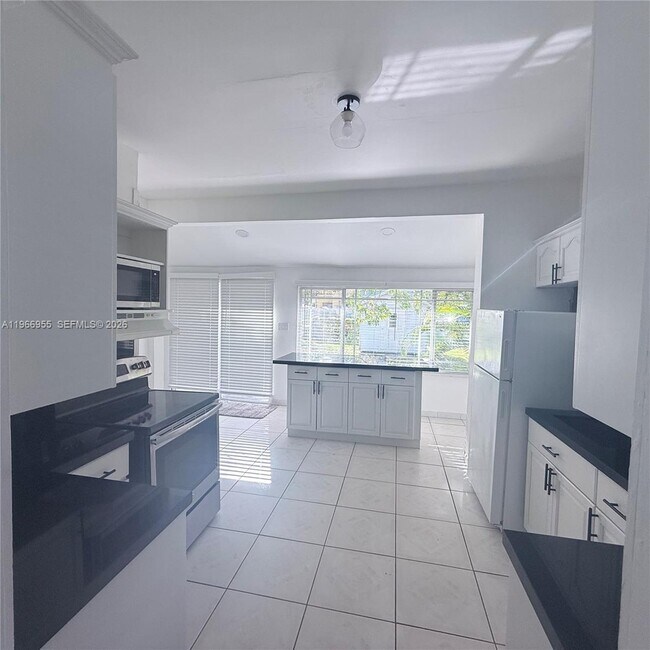 Building Photo - 12680 NE 3rd Ave