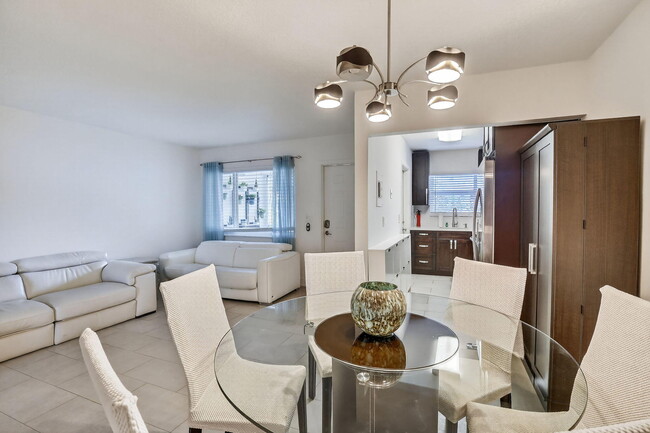 Building Photo - 581 Blue Heron Dr