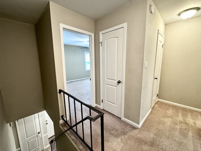 Building Photo - Great Neck Townhome Available NOW! Neutral...