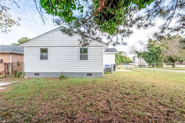 Building Photo - 2810 Roanoke Ave