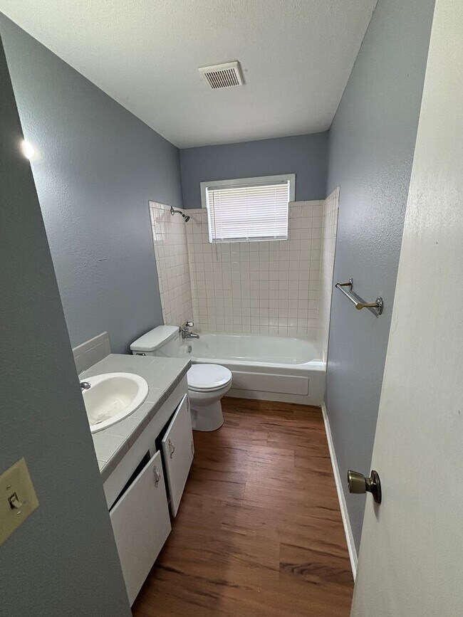 Building Photo - 8831 Country Club Dr
