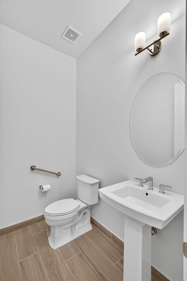 Building Photo - 9901 Regency Wy