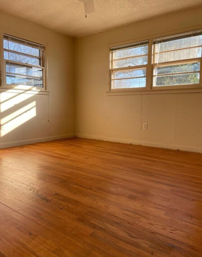 Building Photo - 3-bedroom, 1-bathroom house