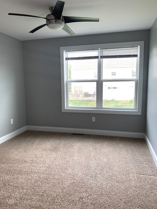 Building Photo - Spacious 3-Bed, 2.5-Bath Townhouse with Fe...