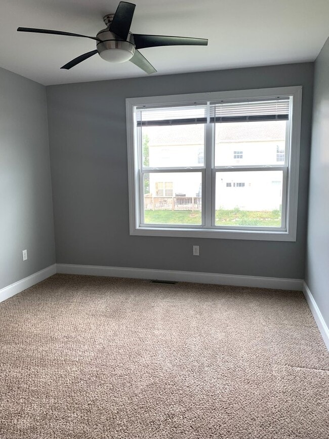 Building Photo - Spacious 3-Bed, 2.5-Bath Townhouse with Fenced Backyard!