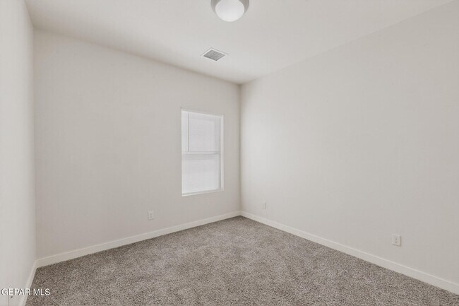 Building Photo - 320 S Manzanita Dr