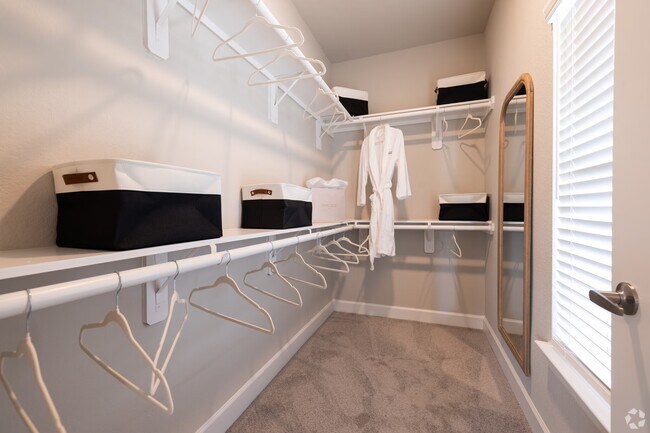 Building Photo - Luxury Living with Up to 8 Weeks Free!