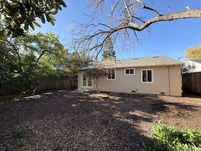 Building Photo - Charming Palo Alto Home with Renovated Kitchen & Spacious Backyard