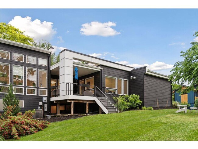 Building Photo - 209 Westwood Dr N