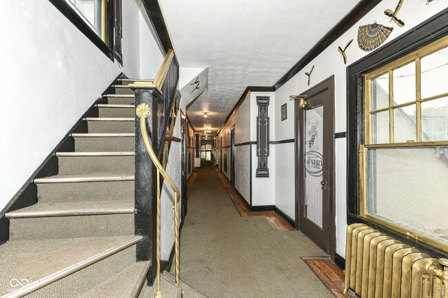 Building Photo - 590 Woodruff Pl W Dr