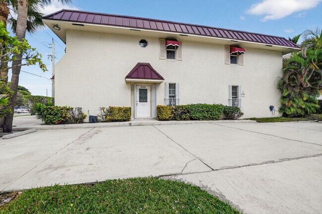 Building Photo - 596 SE 20th Ave