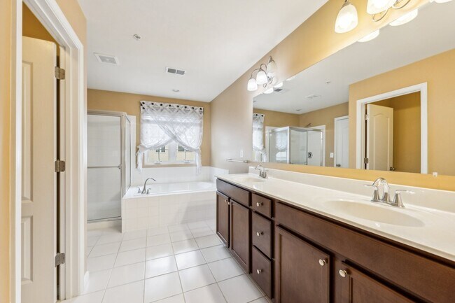 Building Photo - Stunning luxury townhome in the Fieldstone...