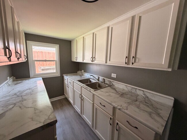 Building Photo - Charming 2BR Home in Highland Park Des Moines Coming Soon!