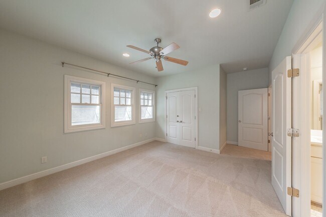 Building Photo - Beautiful Monticello Town Home!!!