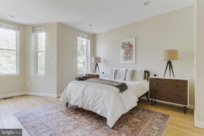 Building Photo - 330 11th St SE