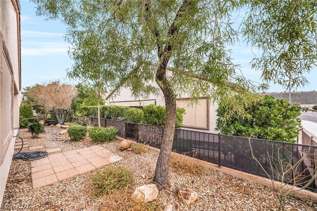 Building Photo - 2560 Crater Rock St