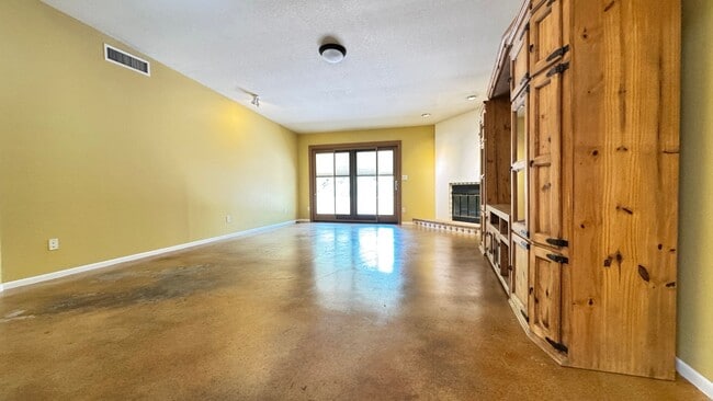 Building Photo - NW (Oracle and Orange Grove) 2 bedroom, 2 bath townhouse, 2 car garage, solar panels, no carpet!
