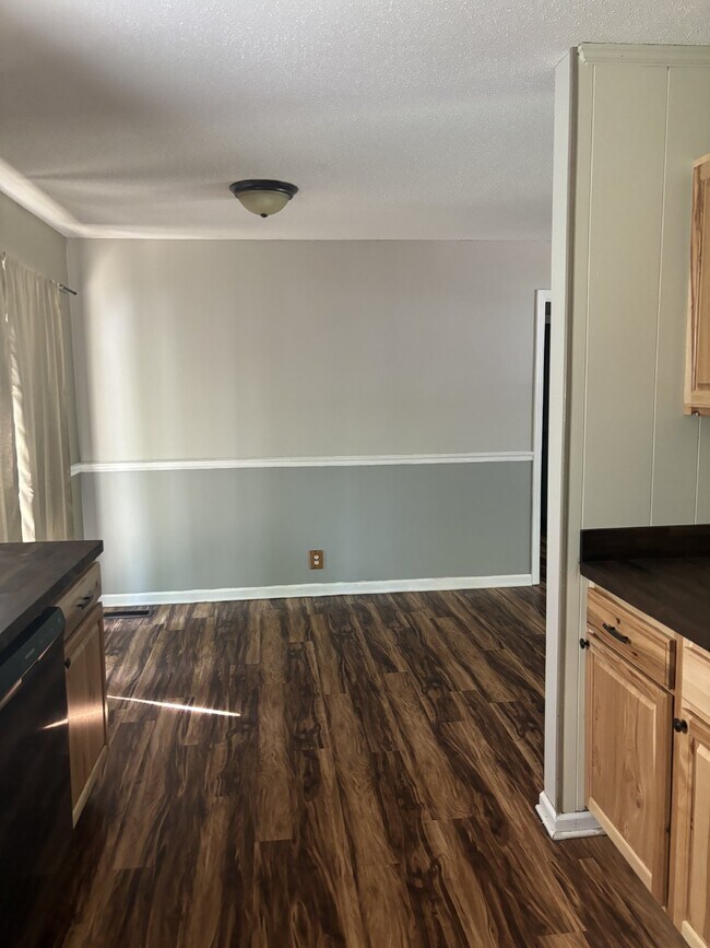 Building Photo - 545 Roselawn Dr