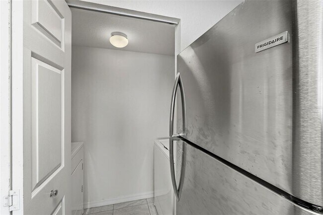 Building Photo - 1039 S Hiawassee Rd