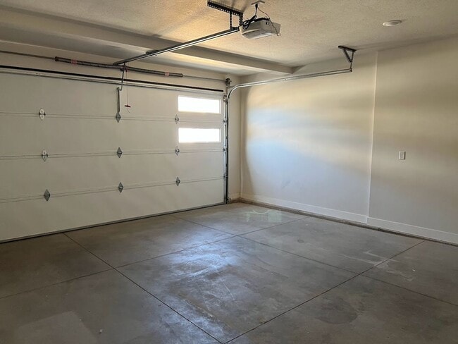 Building Photo - Looks Almost Brand New Townhome!