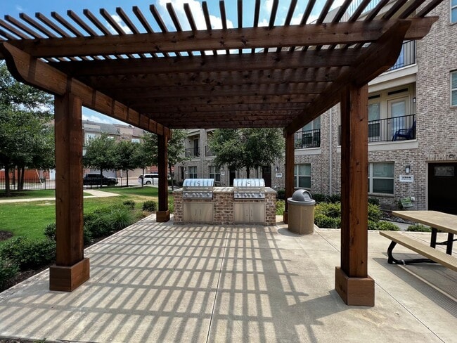 Building Photo - Rancho Mirage