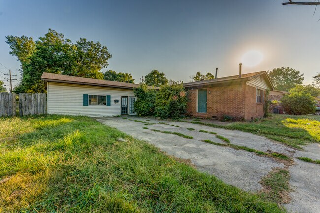 Building Photo - 121 W Pecan St
