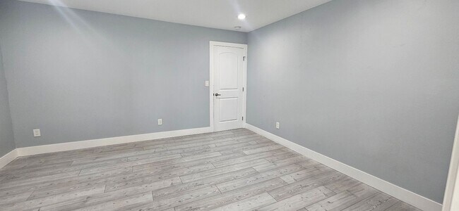 Building Photo - 1658 E 60th St