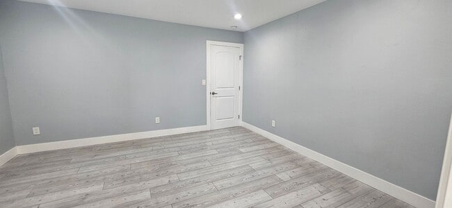 Building Photo - 60(1662B)