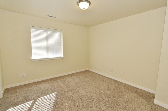 Building Photo - Immaculate Townhouse w/2 Car-Garage