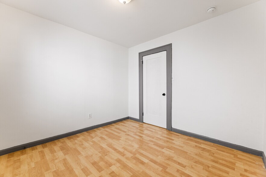 Building Photo - 1339 S Sycamore Ave