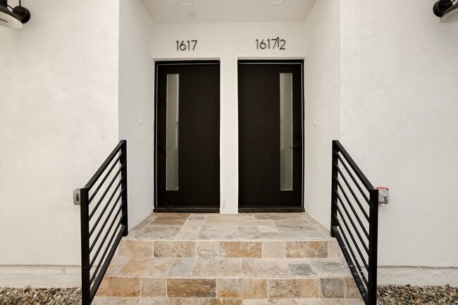 Building Photo - BRAND NEW TOWNHOUSE! One Month Free!