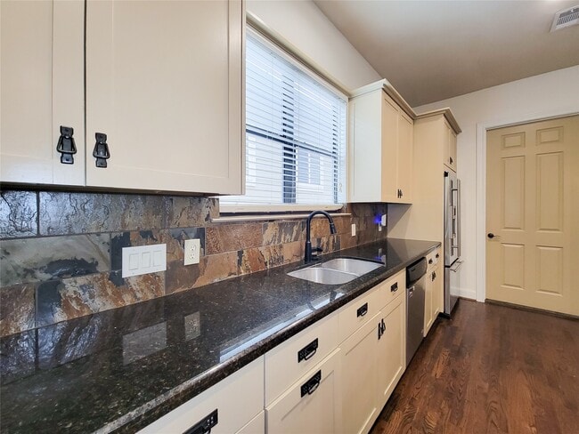 Building Photo - 1605 W 14th St