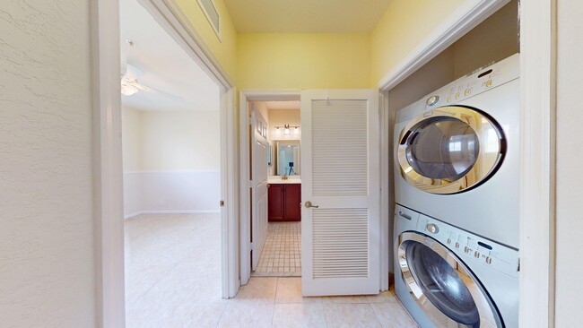 Building Photo - Modern Style Tri-Level Townhome 2BR/ 2.5BA...