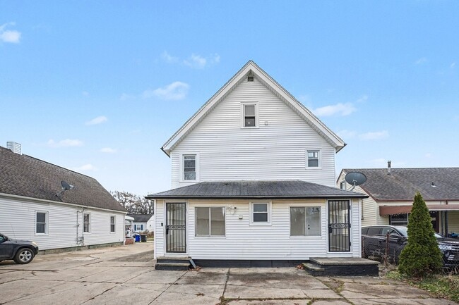 Building Photo - Updated First-Floor 2BR with Garage Parking and On-Site Laundry