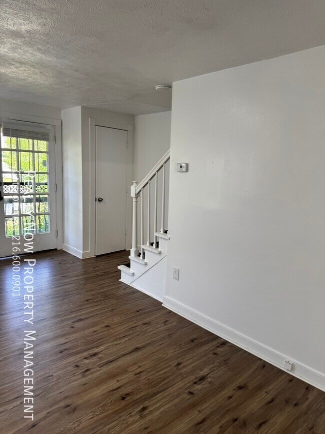 Building Photo - 3373 Colwyn Rd