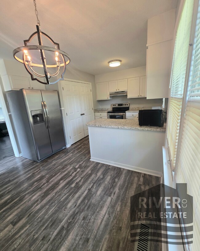 Building Photo - 1233 Ridge Dr