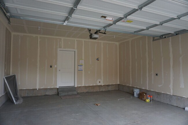 Building Photo - Layton Townhome 3 Bed 2.5 Bath