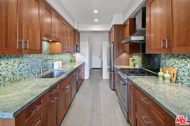 Building Photo - 1506 S Bentley Ave
