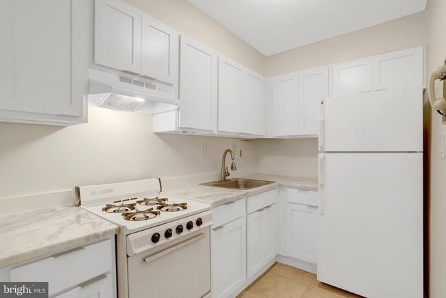 Building Photo - 4600 S Four Mile Run Dr