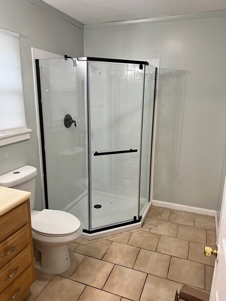 Spacious Fiberglass Shower - 422 Seabreeze Dr