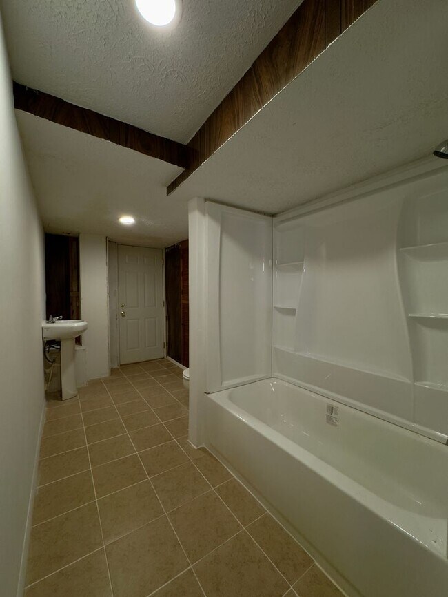 Building Photo - Charming 3 Bedroom/2 Bathroom Townhome in Rosedale, MD!