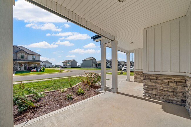 Building Photo - Luxury Meets Comfort: 5-Bed Beauty with Ch...