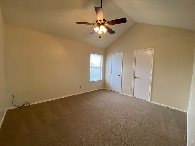 Building Photo - AVAILABLE NOW 2 BED 1.5 BATH TOWNHOME IN K...
