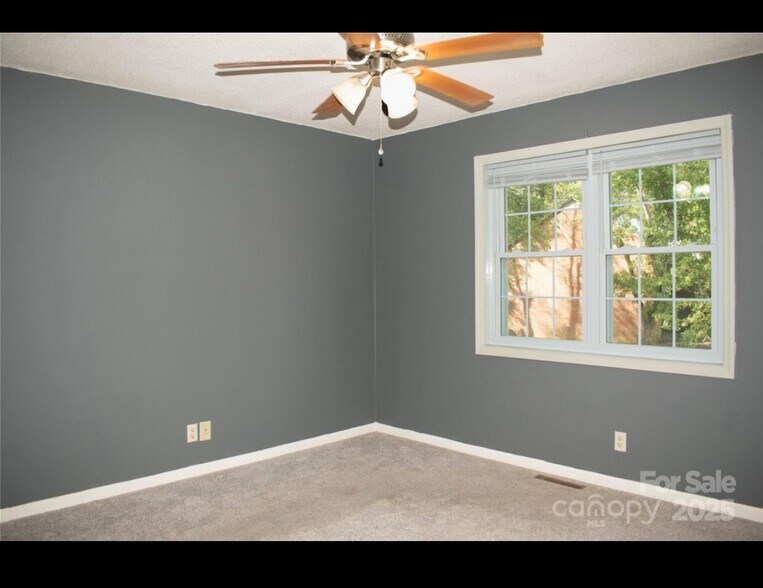 Building Photo - 1300 Larchmont Pl