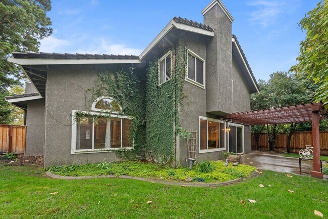 Building Photo - Luxury 4-Bedroom Home with Designer Upgrad...