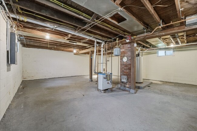 Building Photo - 568 W Main St